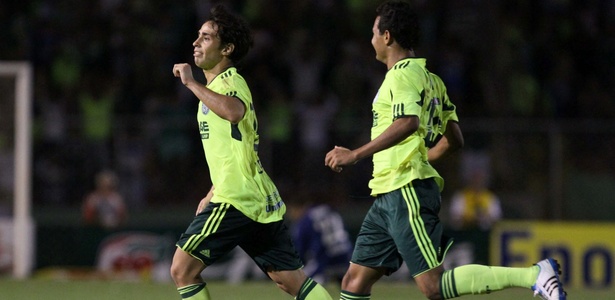 Valdivia (e) comemora seu gol com Vinícius na vitória do Palmeiras sobre o Noroeste - AE