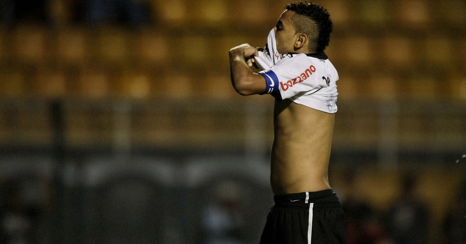 Dentinho, capitão, lamenta após perder gol pelo Corinthians