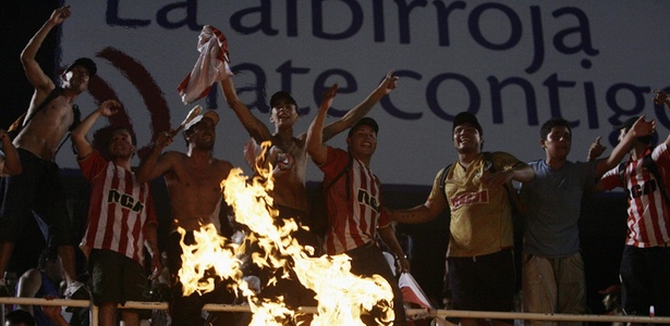 Torcida do Estudiantes coloca fogo na bandeira durante o jogo contra o Guarani-PAR - REUTERS/Jorge Adorno