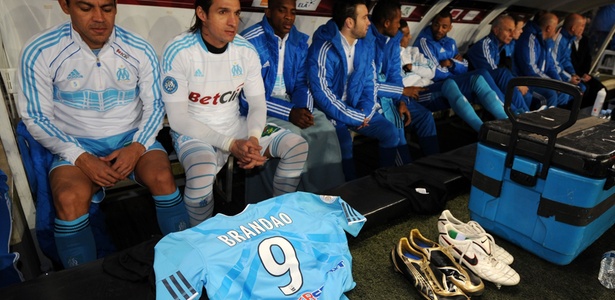 Camisa de Brandão é colocada em frente ao banco de reservas do Olympique - Frank Perry/AFP