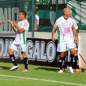 Fábio Júnior (d) e Camilo (e) festejam gol na virada sobre o Atlético que levou o América à liderança - Divulgação/América-MG