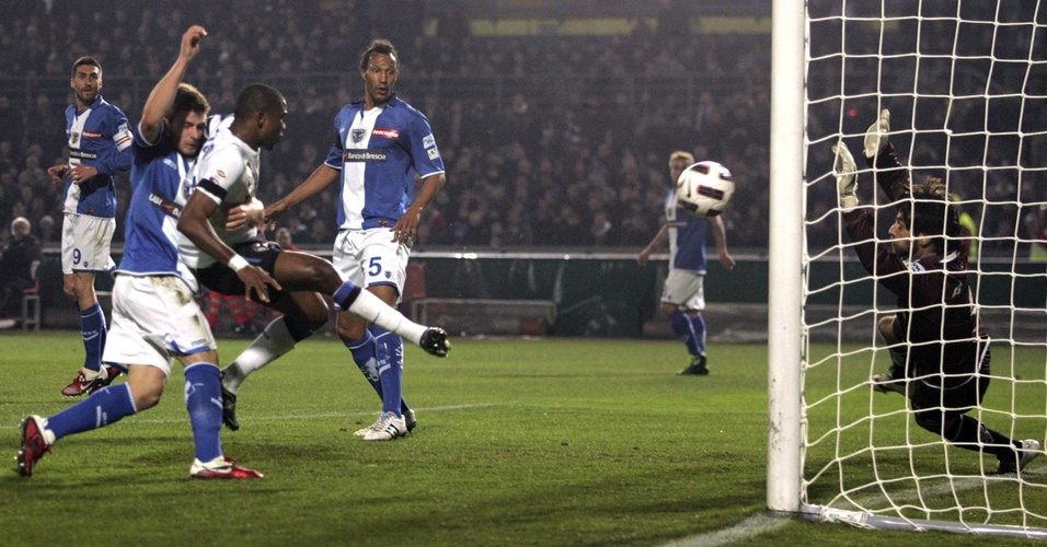 Samuel Eto'o marca para a Inter de Milão contra o Brescia