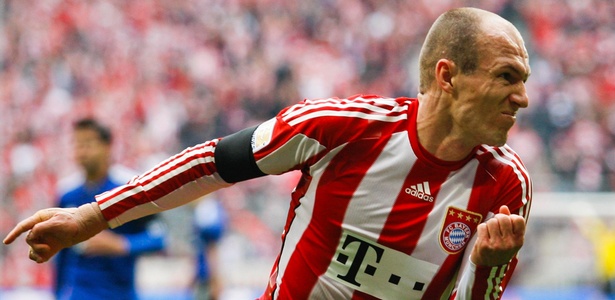 Arjen Robben comemora gol  pelo Bayern de Munique em partida contra Hamburgo - Alex Domanski/Reuters
