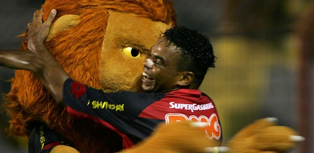 Carlinhos Bala abraça a mascote do Sport após marcar na vitória sobre o Araripina - Pablo Rey/Foto Arena/AE