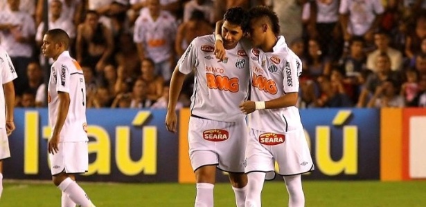 Neymar abraça Ganso durante jogo contra o Botafogo-SP