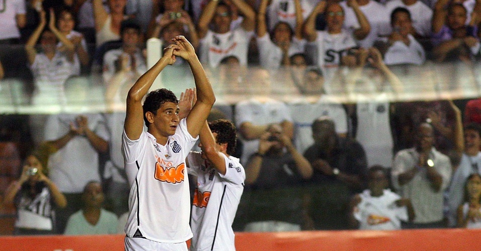 Paulo Henrique Ganso comemora após marcar um dos gols na vitória sobre o Botafogo-SP