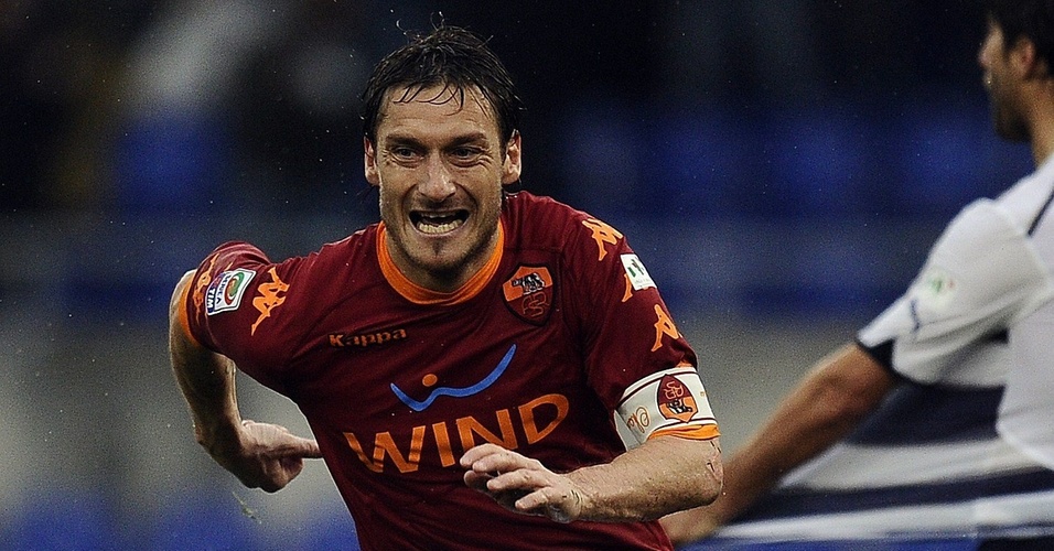 Francesco Totti corre para comemorar gol da Roma em clássico contra a Lazio