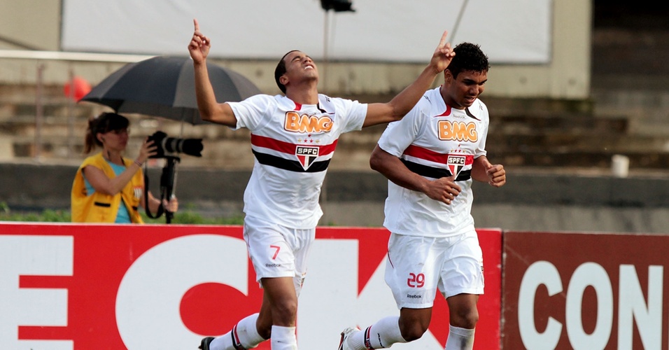 Lucas celebra gol com Casemiro na vitória do São Paulo contra Santo André