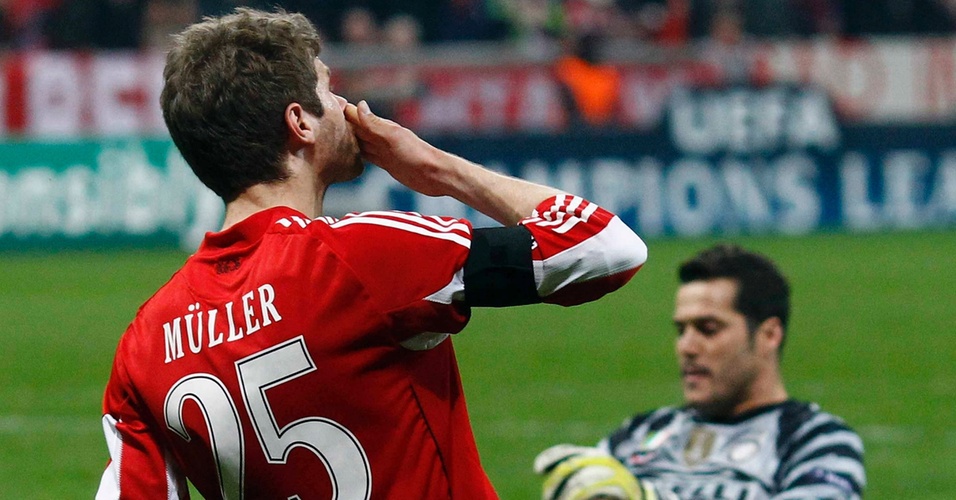 Muller comemora gol do Bayern mandando beijinho diante de Julio Cesar em duelo da Liga dos Campeões em 2011
