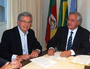 Marcelo Campos Pinto ao lado do presidente do Grmio; executivo costura acordos nos bastidores
