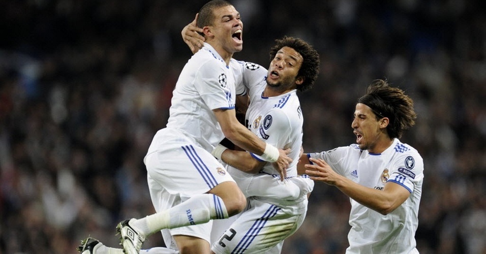Marcelo (centro) abraça Pepe (esquerda) na comemoração do gol do Real contra o Lyon