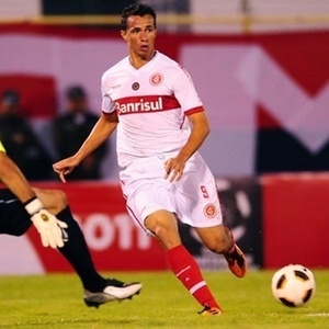 Atacante Leandro Damião em ação na Bolívia, em jogo do Inter contra Jorge Wilstermann