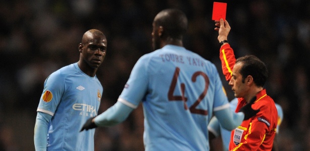Balotelli prejudicou o Manchester City ao ser expulso contra o Dynamo Kiev - AFP