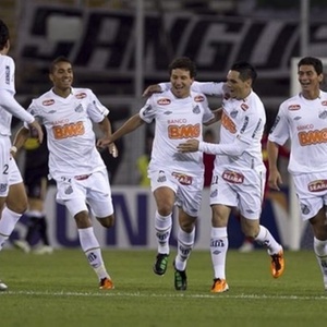 Santistas comemoram gol de Elano contra o Colo-Colo, em Santiago, no Chile. Equipe levou os três gols do adversário em 14 minutos. 