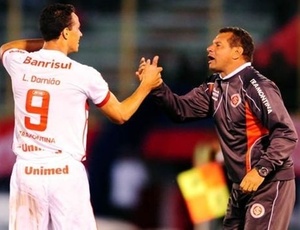 Time de Celso Roth lidera grupo seis e pretende encaminhar vaga na próxima rodada, no Beira-Rio