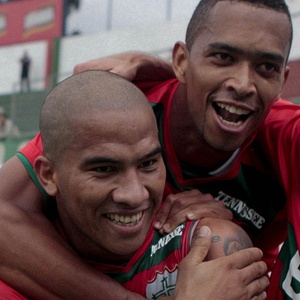 Jael é abraçado pelos companheiros após marcar um gol pela Portuguesa; próximo do Flamengo - Rubens Cavallari/Folhapress