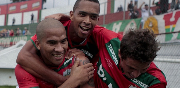 Jael (esq) é abraçado após marcar um gol de pênalti para a Portuguesa - Rubens Cavallari/Folhapress