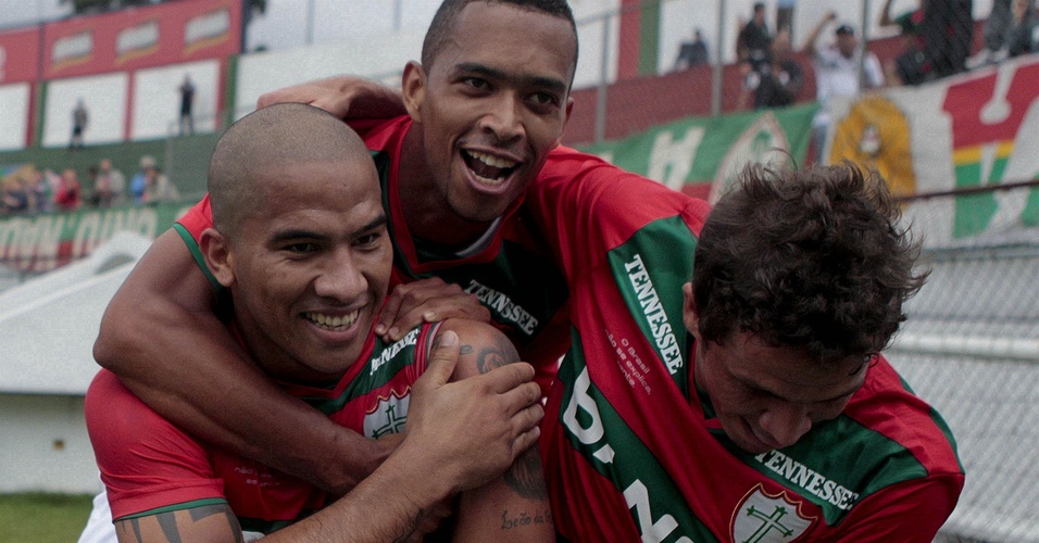 Jael (esq) é abraçado após marcar um gol de pênalti para a Portuguesa