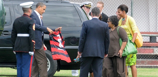 Barack Obama recebe camisa do Flamengo durante passagem pela Gávea em 2011 - Alexandre Vidal/Fla Imagem