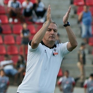 Dorival perde paciência com torcedor atrás do banco: Ele fica em casa e eu pago o ingresso