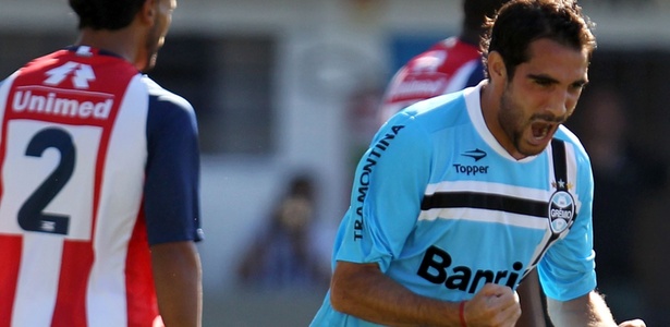 Escudero comemora gol contra o Porto Alegre e vitória do Grêmio por 3 a 0  - Nabor Goulart/Agência Freelancer