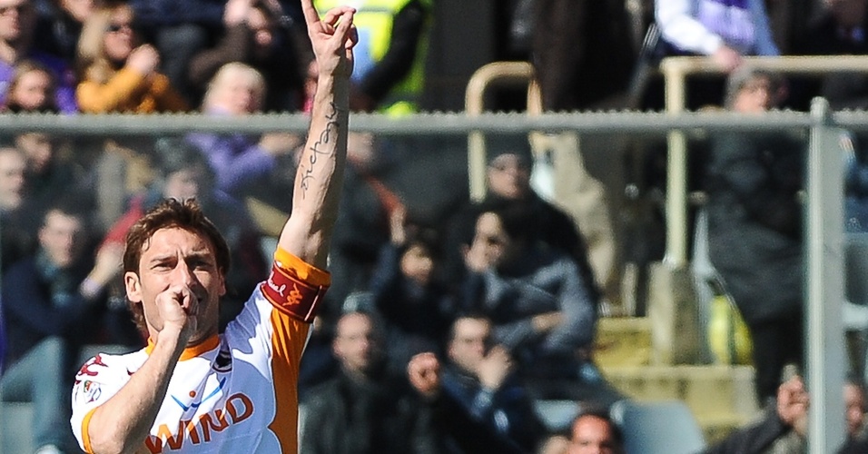  Francesco Totti comemora seu gol contra Fiorentina