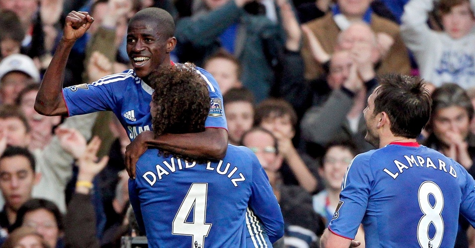 Ramires festeja gol pelo Chelsea com o brasileiro David Luiz