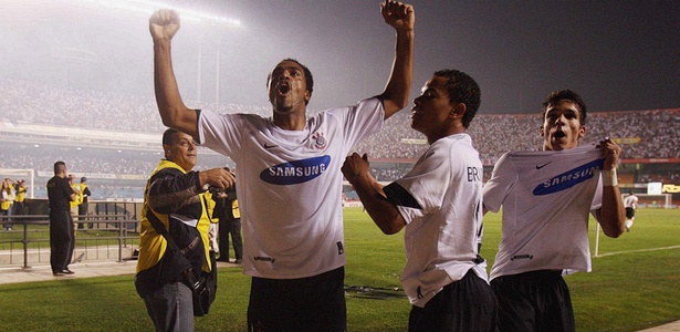 Zelão comemora gol contra o São Paulo em 2007, ano da queda para a Série B - Arquivo/Folhapress