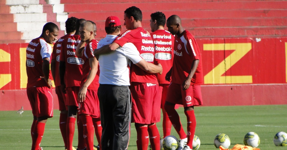 Centroavante Leandro Damião recebe os cumprimentos do técnico Celso Roth pela convocação para a seleção brasileira
