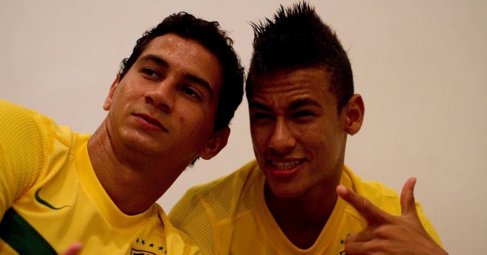 Ganso e Neymar posam com a camiseta da seleção para nova campanha da Nike