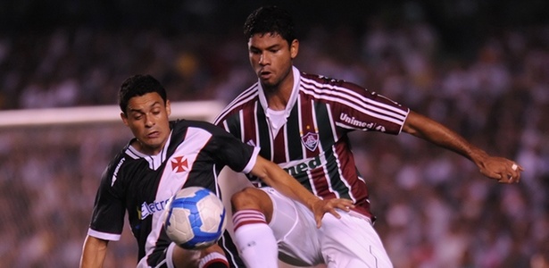 Eder Luis, do Vasco, e Gum, do Fluminense, disputam a bola no clássico carioca