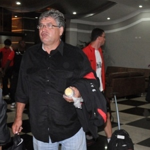Geninho chega com a delegação a Apucarana, onde time atleticano joga nesta quarta-feira - Divulgação/Atlético-PR