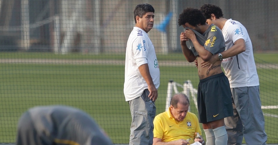 Lateral esquerdo Marcelo recebe atendimento médico durante treino da seleção brasileira em Londres