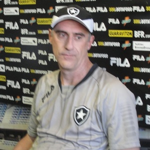 Técnico interino do Botafogo, Flávio Tenius, lamentou a demissão de Caio Júnior - Pedro Ponzoni/UOL Esporte