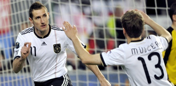 Klose (e) fez dois gols e Müller fez os outros dois na vitória da Alemanha - EFE/Marius Becker