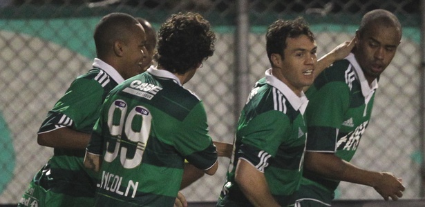 Kleber comemora gol de Thiago Heleno durante sua passagem em 2011 - Rivaldo Gomes/Folhapress