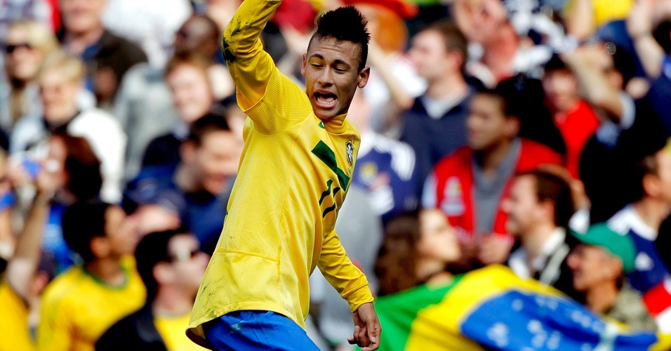 Neymar dança na comemoração de um de seus gols na vitória da seleção sobre a Escócia (27/03/2011)