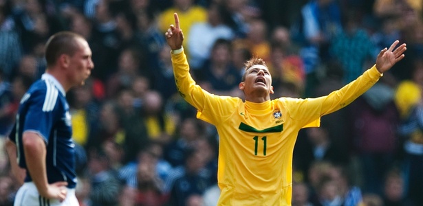 Neymar comemora um dos gols marcados na vitória sobre a Escócia - Kieran Doherty/Reuters
