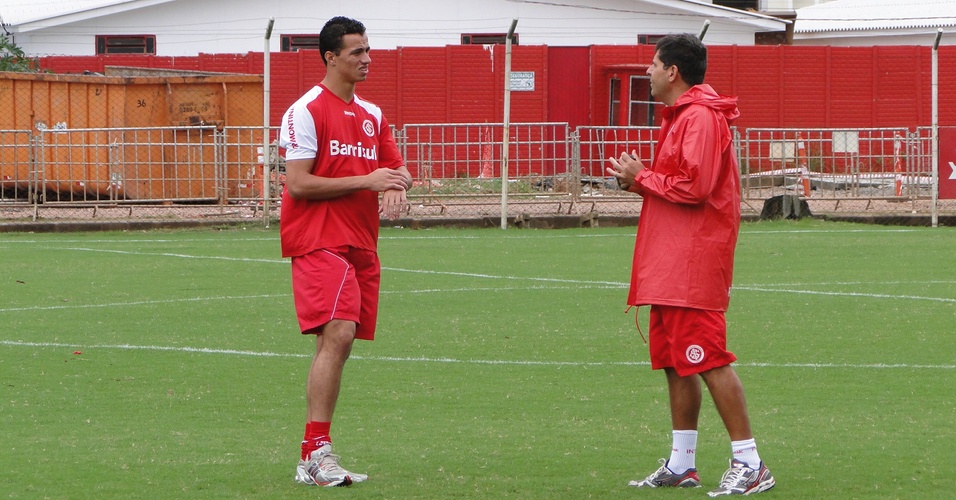Centroavante Leandro Damião conversa com auxiliar da preparação Flávio Soares em treino do Inter (28/03/2011)