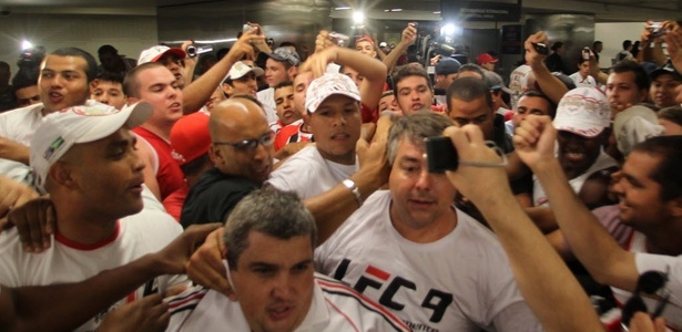 Engolido pela torcida na chegada a SP, Luis Fabiano deve atrair multidão no Morumbi - Rivaldo Gomes/Folha Imagem