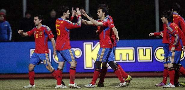 Jogadores da Espanha comemoram um dos gols da vitória por 3 a 1 sobre a Lituânia - Ints Kalnins/Reuters