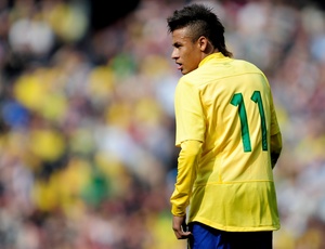 Neymar em ação pelo Brasil contra a Escócia, já usando o número que adotou jogando no Santos