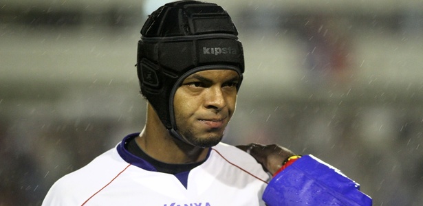 Goleiro Thiago Rodrigues usa capacete igual ao de Petr Cech na derrota do Paraná - GERALDO BUBNIAK/FOTOARENA/AE