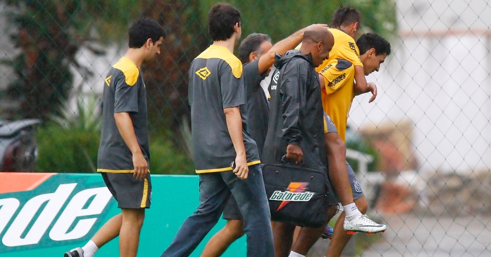 Neymar deixa treino carregado por Ganso após levar pancada no joelho