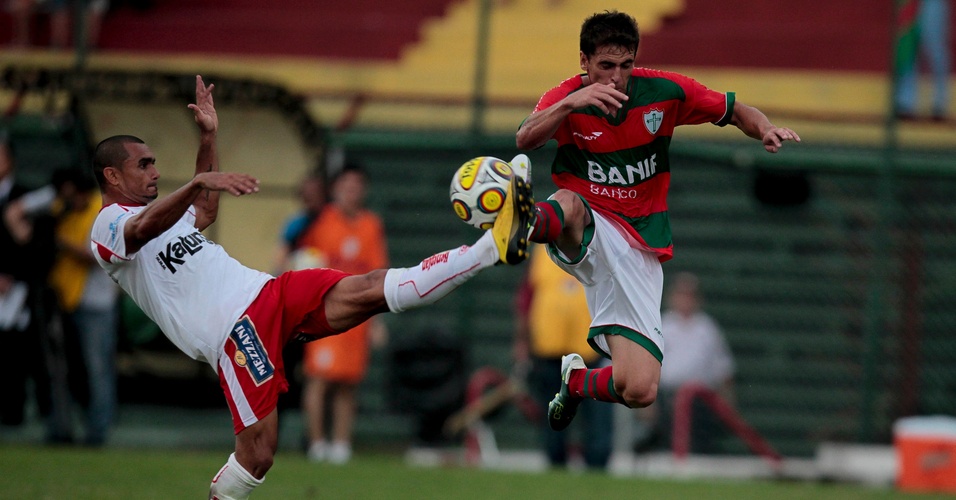 Jogadores de Portuguesa e Noroeste disputam a bola em partida do Paulistão no Canindé