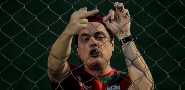 Torcedor da Lusa se revoltou com mais um insucesso do time no Paulista - Rubens Cavallari/Folhapress