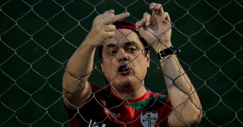 Torcedor da Portuguesa fica revoltado com a derrota da equipe para o Noroeste no Paulistão (02/04/2011)