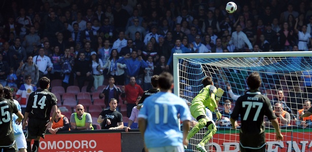 Cavani encobre o goleiro Muslera e faz um golaço na vitória do Napoli sobre a Lazio - Giuseppe Bellini