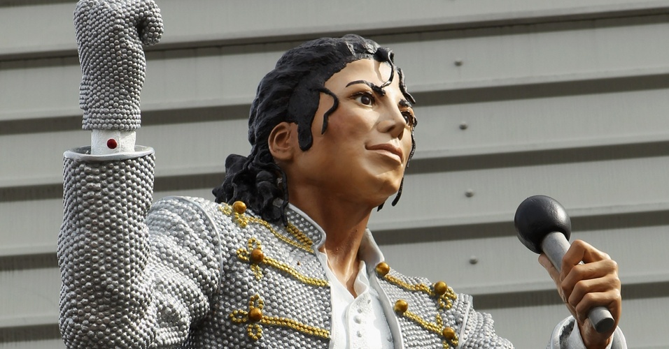 Fulham inaugura estátua polêmica em homenagem a Michael Jackson