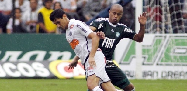 Ganso disputa bola com Thiago Heleno em clássico Santos x Palmeiras (3/4/2011)